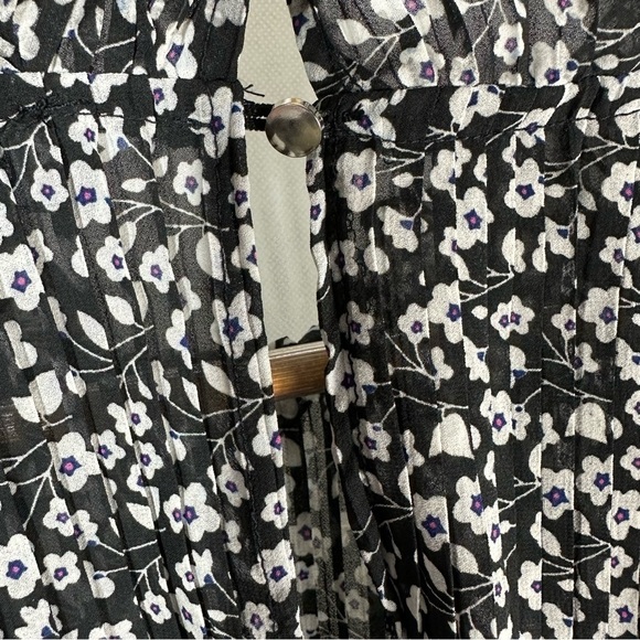 Lulus Pen Pal Black and White Floral Print Pleated Crop Top
Blouse Size Small - Picture 11 of 12